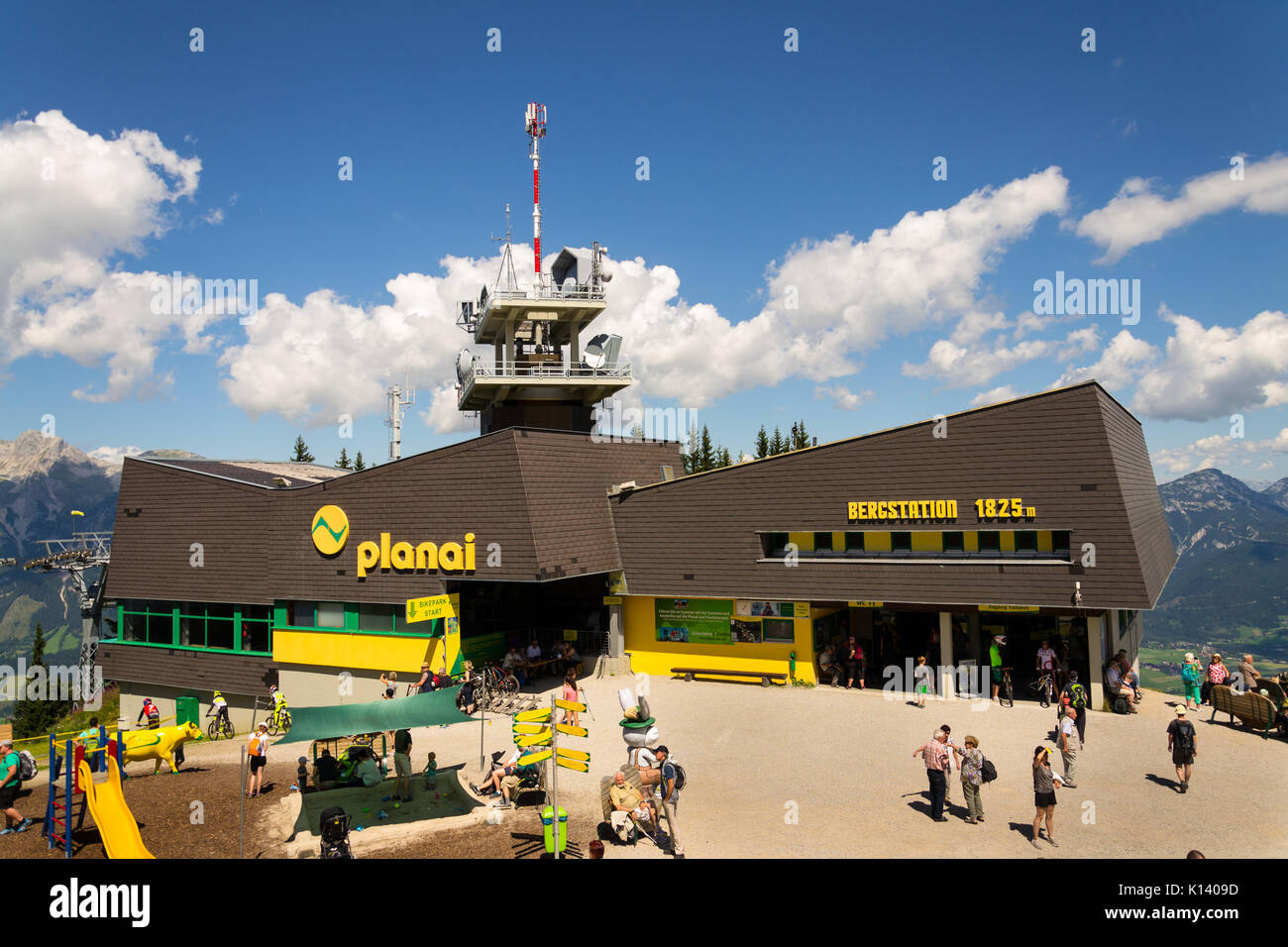 SCHLADMING, Österreich - 15 August: Touristen vor der Planai bike und Ski Areal am 15. August 2017 in Schladming. Stockfoto