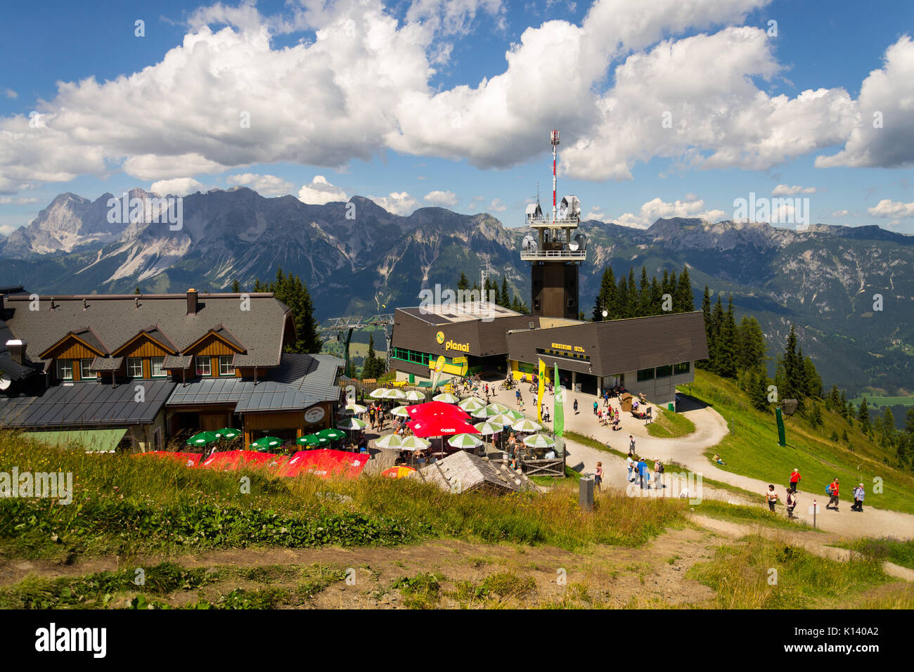 SCHLADMING, Österreich - 15 August: Touristen vor der Planai bike und Ski Areal am 15. August 2017 in Schladming. Stockfoto