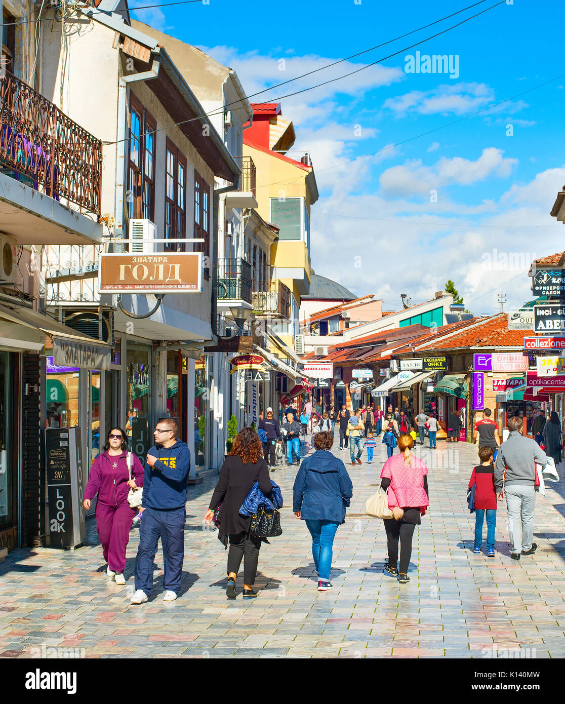 OHRID, Mazedonien - 26. Oktober 2016: Menschen zu Fuß auf der Haupteinkaufsstraße im historischen Zentrum von Ohrid Stadt. Ohrid - ist der berühmteste Stockfoto