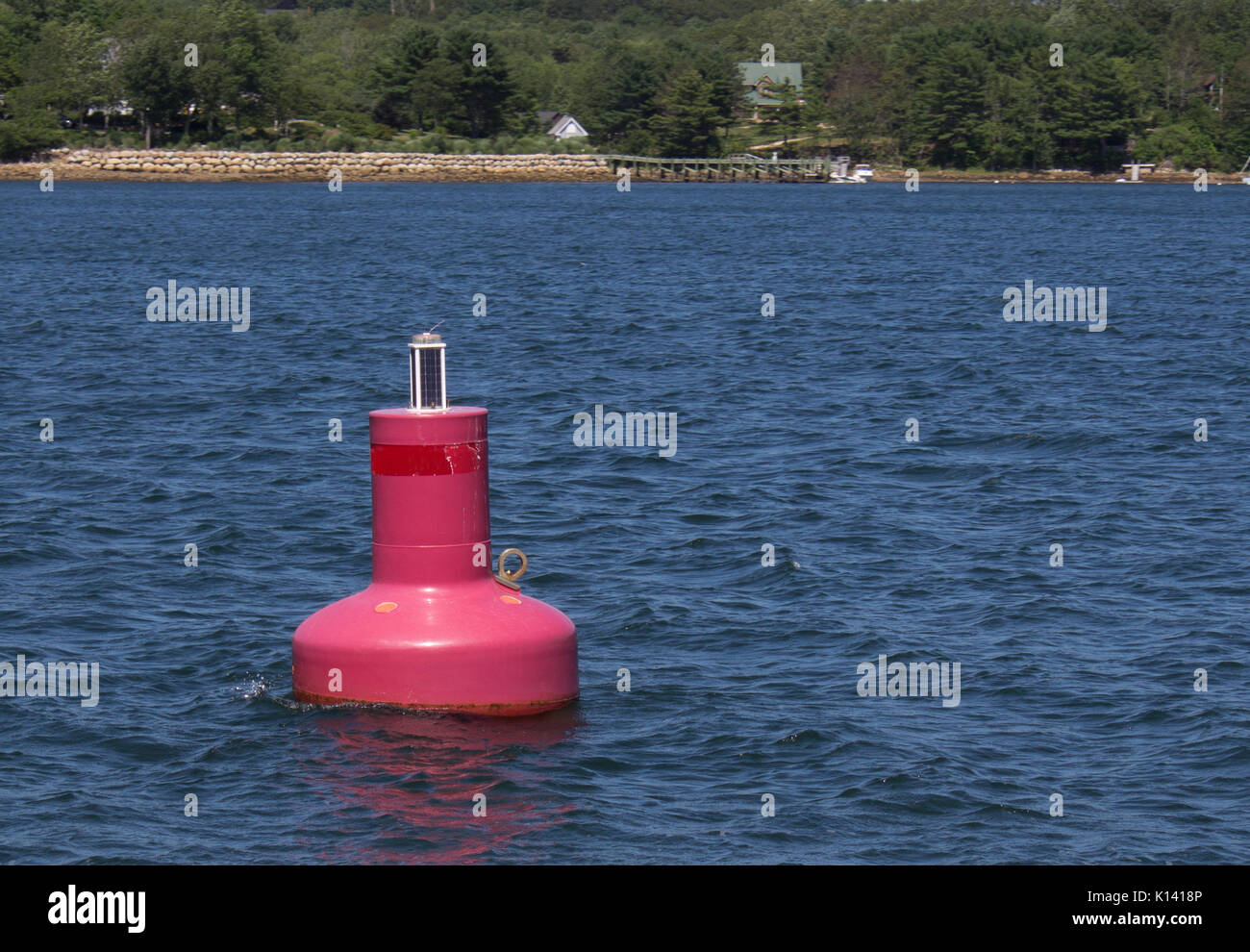 Eine rote Boje oder Gefahr marker Bobs im Ozean oder Meer, alerting Segler Stockfoto