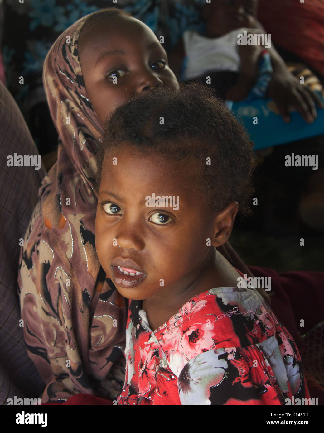 Eine Zeichnung der Ambulanzabteilung von AMISOM in Mogadischu, die das Gesundheitswesen und die somalischen Familien präsentiert. Die Abbildung spiegelt die Herausforderungen im Gesundheitswesen und das tägliche Leben in der Region wider. Stockfoto