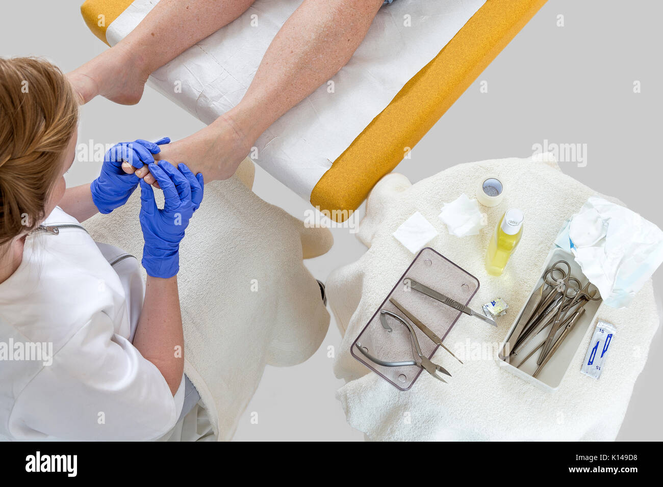 Fußarzt pedicurist hat eine Prüfung und eine Massage der Fuß des Patienten Stockfoto