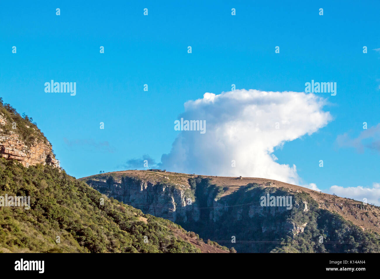 Blick vom Lake Eland Game Reserve von grünen Bäumen, Felsen Berge und Täler gegen den blauen bewölkten Himmel Landschaft bei Oribi Gorge in Südafrika Stockfoto