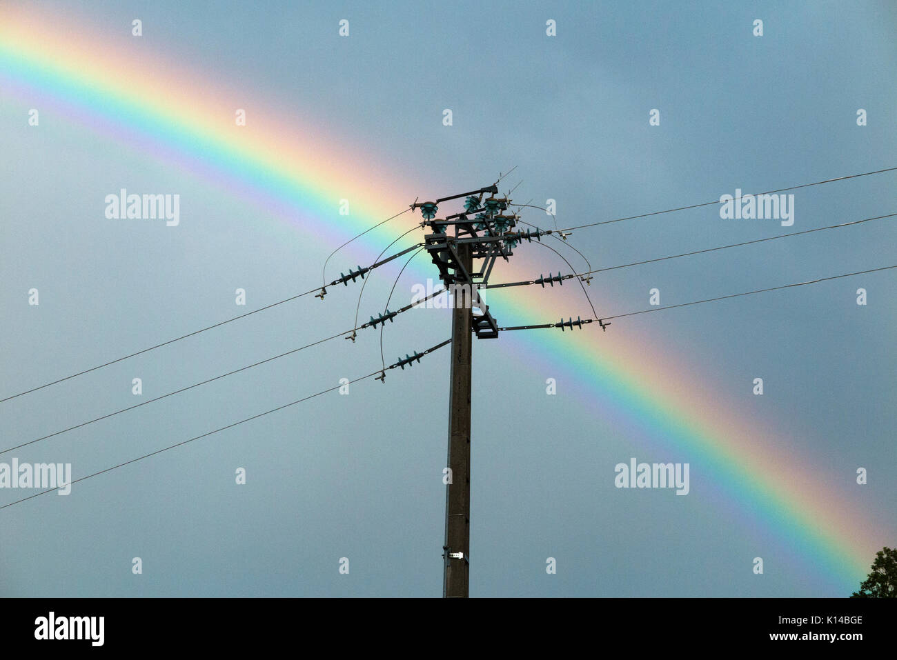 Regenbogen hinter Stromübertragung Drähte und Pylon für die Show und sauber, grün, moderne, effiziente Stromübertragung & Generation bedeuten. Stockfoto