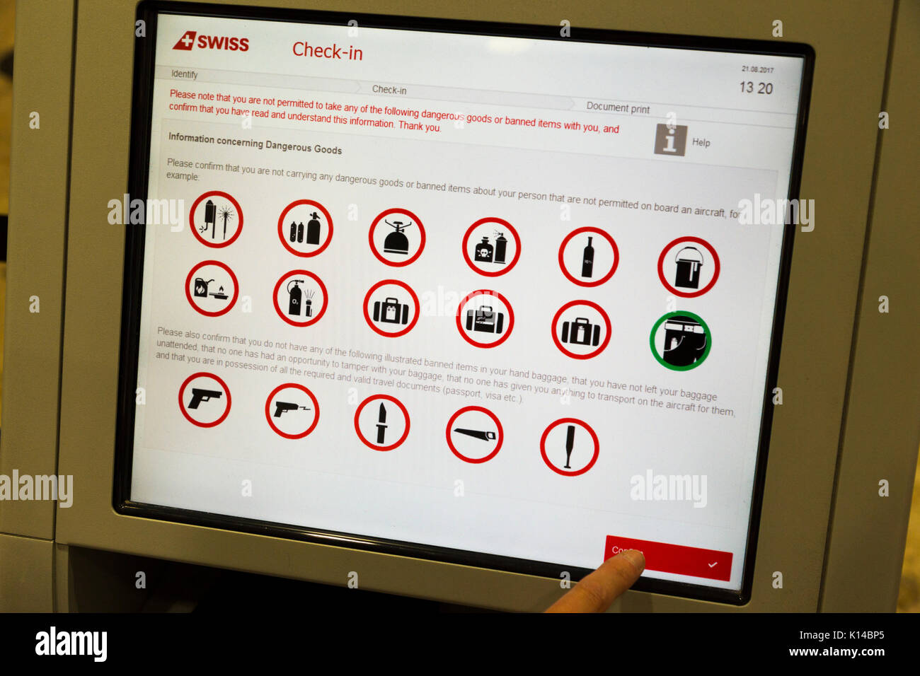 Self Check-in am Flughafen, der eine Liste der verbotenen Gegenstände, die  nicht erlaubt sind im Gepäck durchgeführt werden. Flughafen Genf, Schweiz  Stockfotografie - Alamy