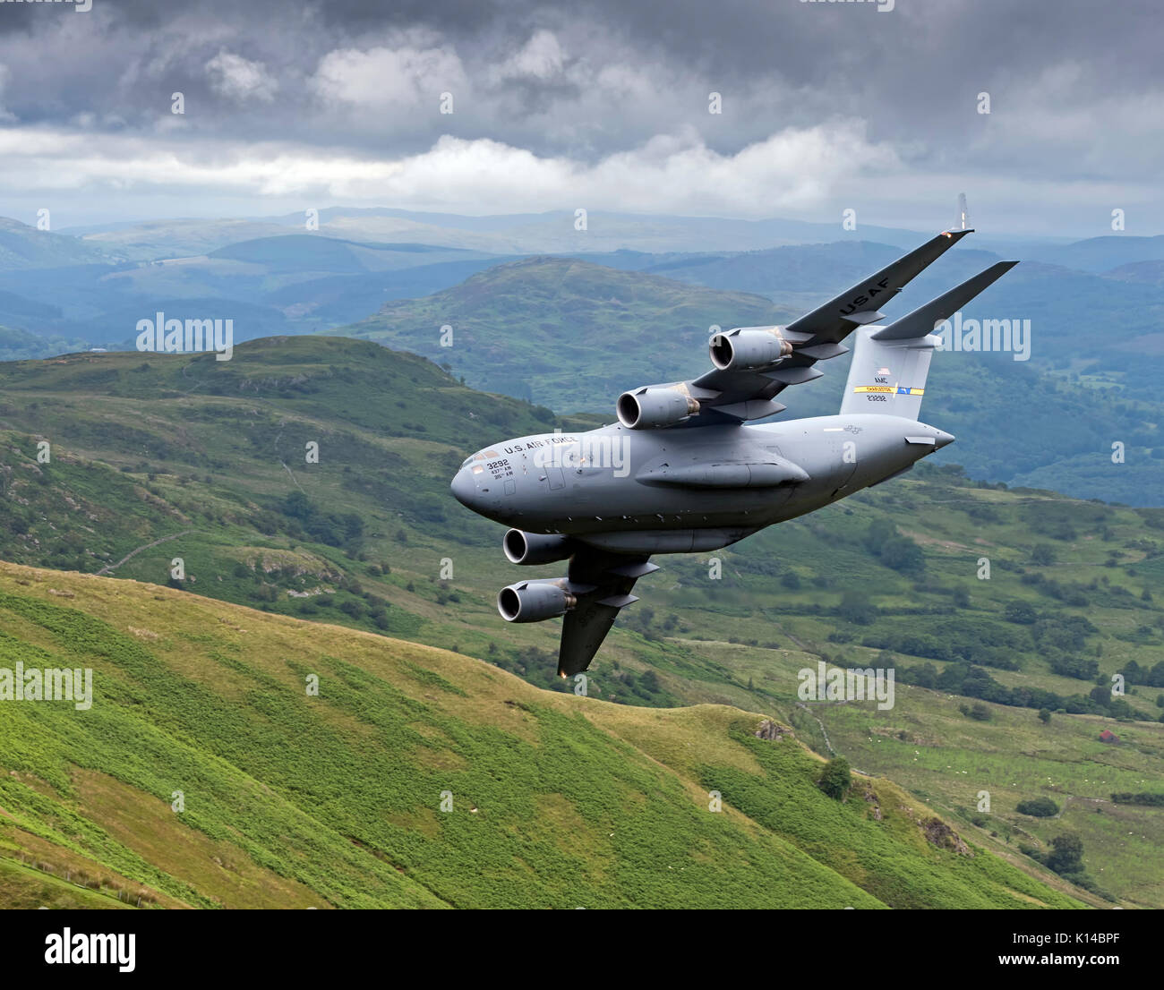 Die USAF C-17 Globemaster 23292 aus der Luft Mobilität Befehl einen ersten Auftritt für sein Flugzeug Typ in der Mach Loop, Wales, UK (tief fliegenden Ar Stockfoto