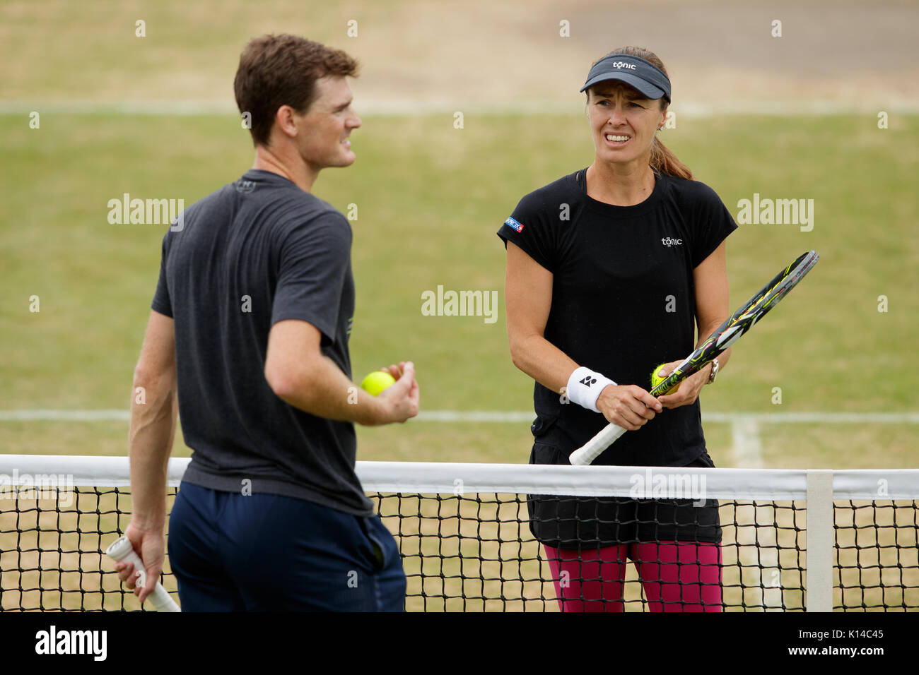 Martina Hingis aus der Schweiz und Jamie Murray von GB während der Praxis an der Wimbledon Championships 2017 Stockfoto