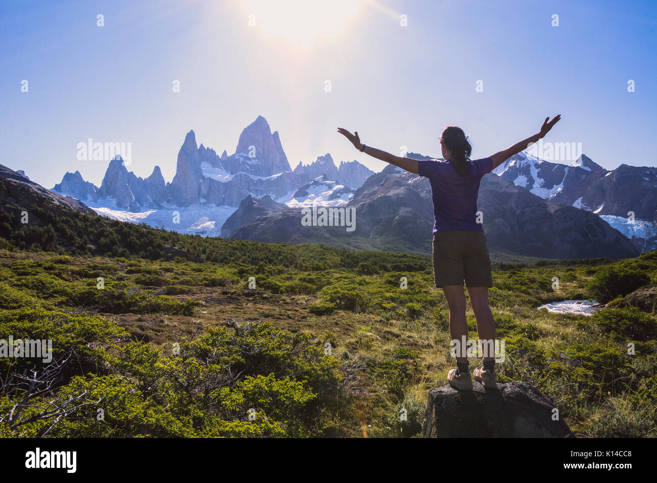 Frau umarmt Fitz Roy mit offenen Armen Stockfoto