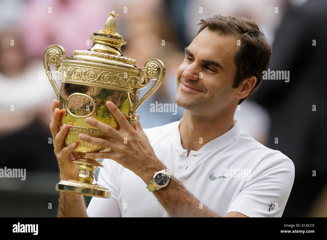Roger Federer von der Schweiz mit seiner Trophäe, nachdem die Herren Singles Finale in Wimbledon Championships 2017 Stockfoto