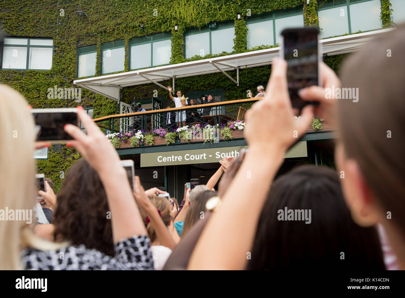 Roger Federer seine Trophäe auf dem Centre Court Balkon von Fans bei den Herren Singles - Wimbledon Championships 2017 beobachtete Stockfoto