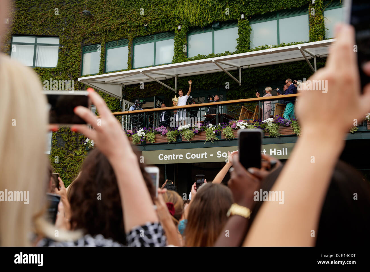 Roger Federer seine Trophäe auf dem Centre Court Balkon von Fans bei den Herren Singles - Wimbledon Championships 2017 beobachtete Stockfoto