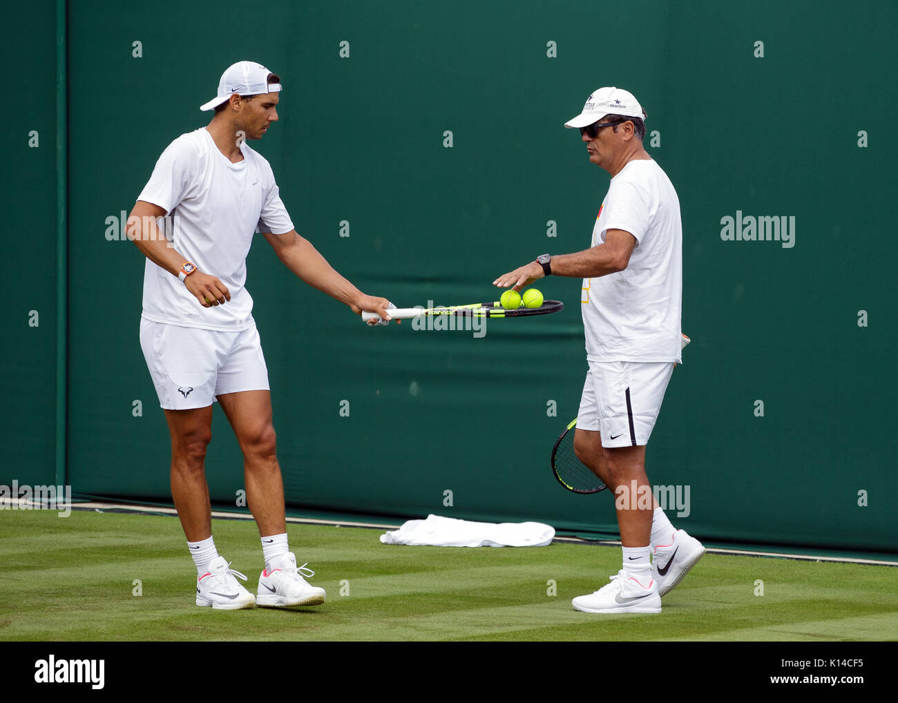 Rafa Nadal aus Spanien und seinem Trainer Toni Nadal während der Praxis an der Wimbledon Championships 2017 Stockfoto
