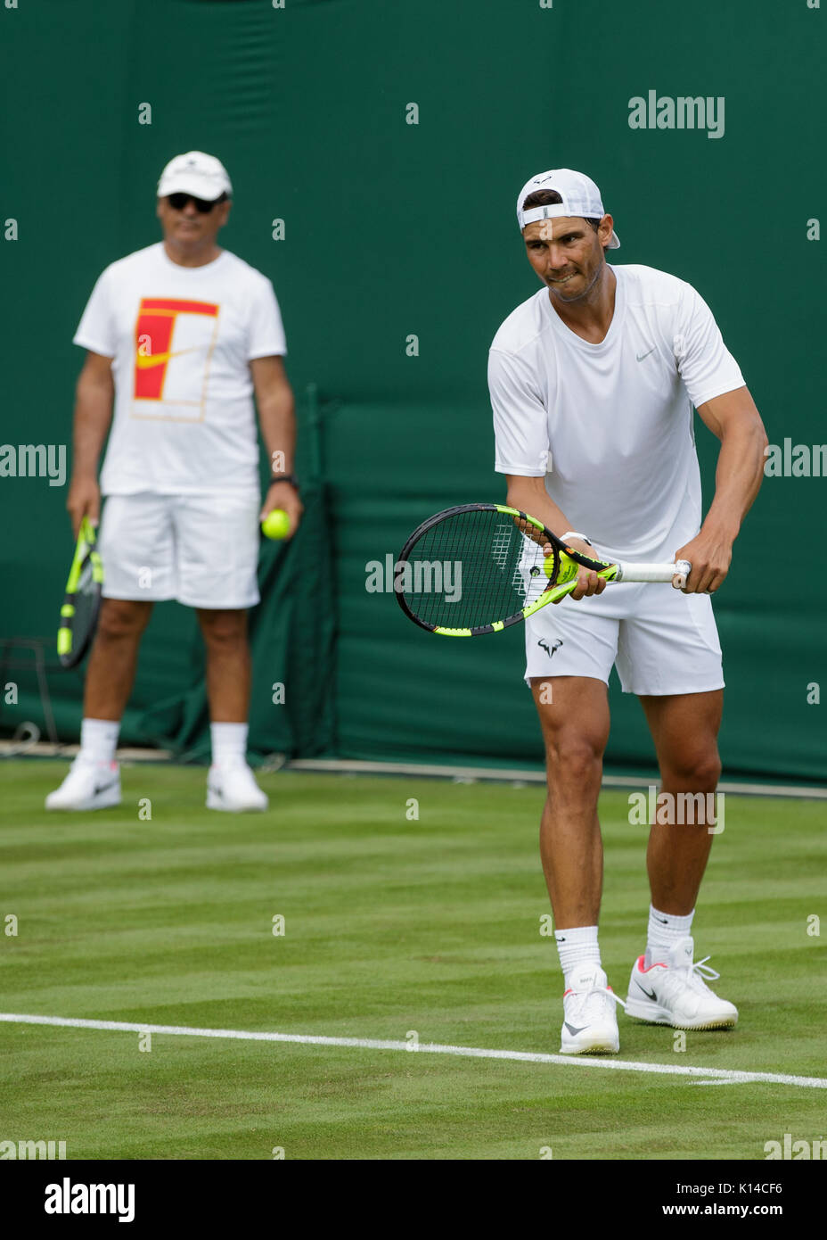 Rafa Nadal aus Spanien und seinem Trainer Toni Nadal während der Praxis an der Wimbledon Championships 2017 Stockfoto