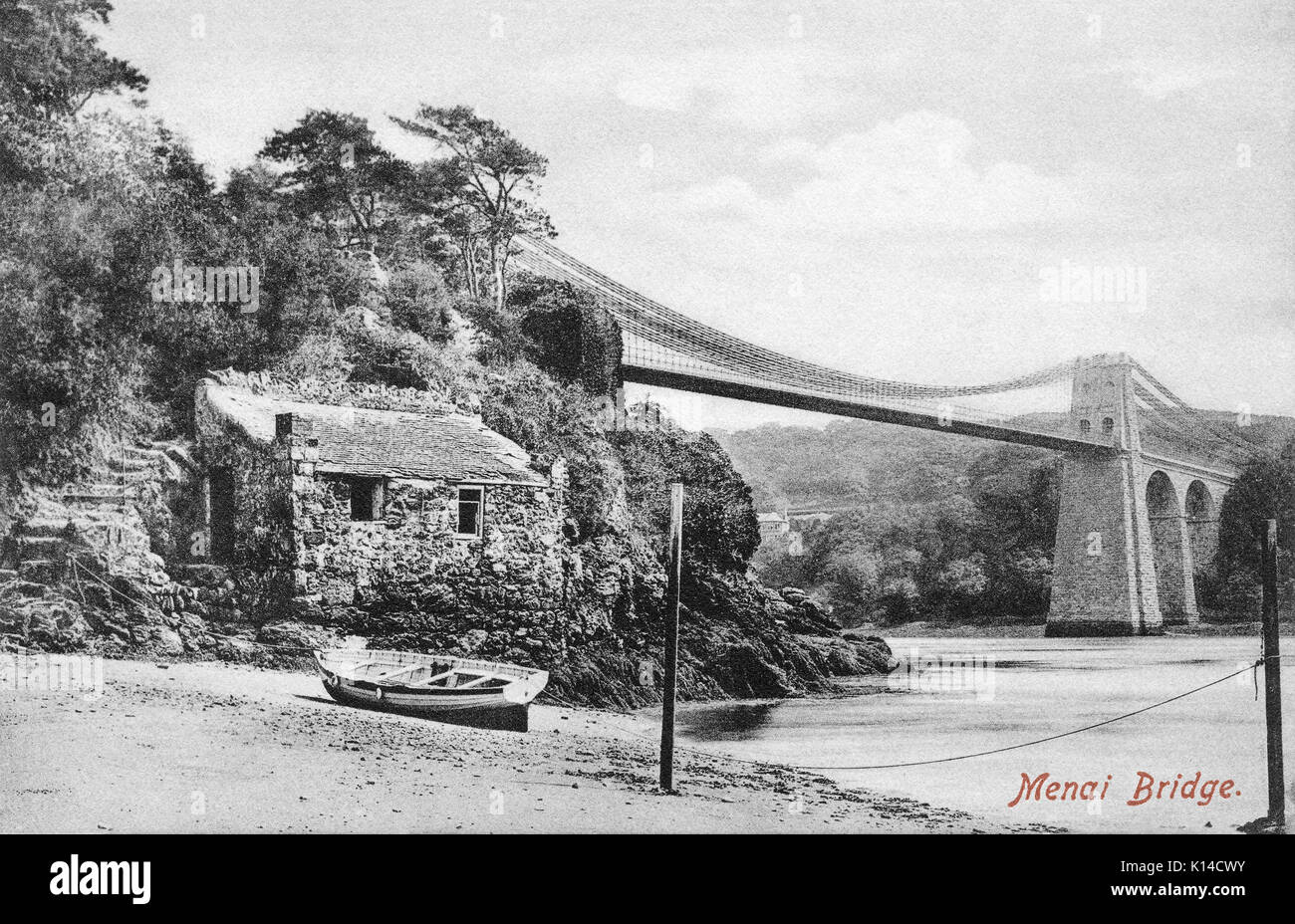 Alte Ansichtskarte der Menai Bridge über die Menai Strait im Norden von Wales. Die Postkarte aus dem der Scan genommen wurde, wurde 1904 veröffentlicht. Stockfoto