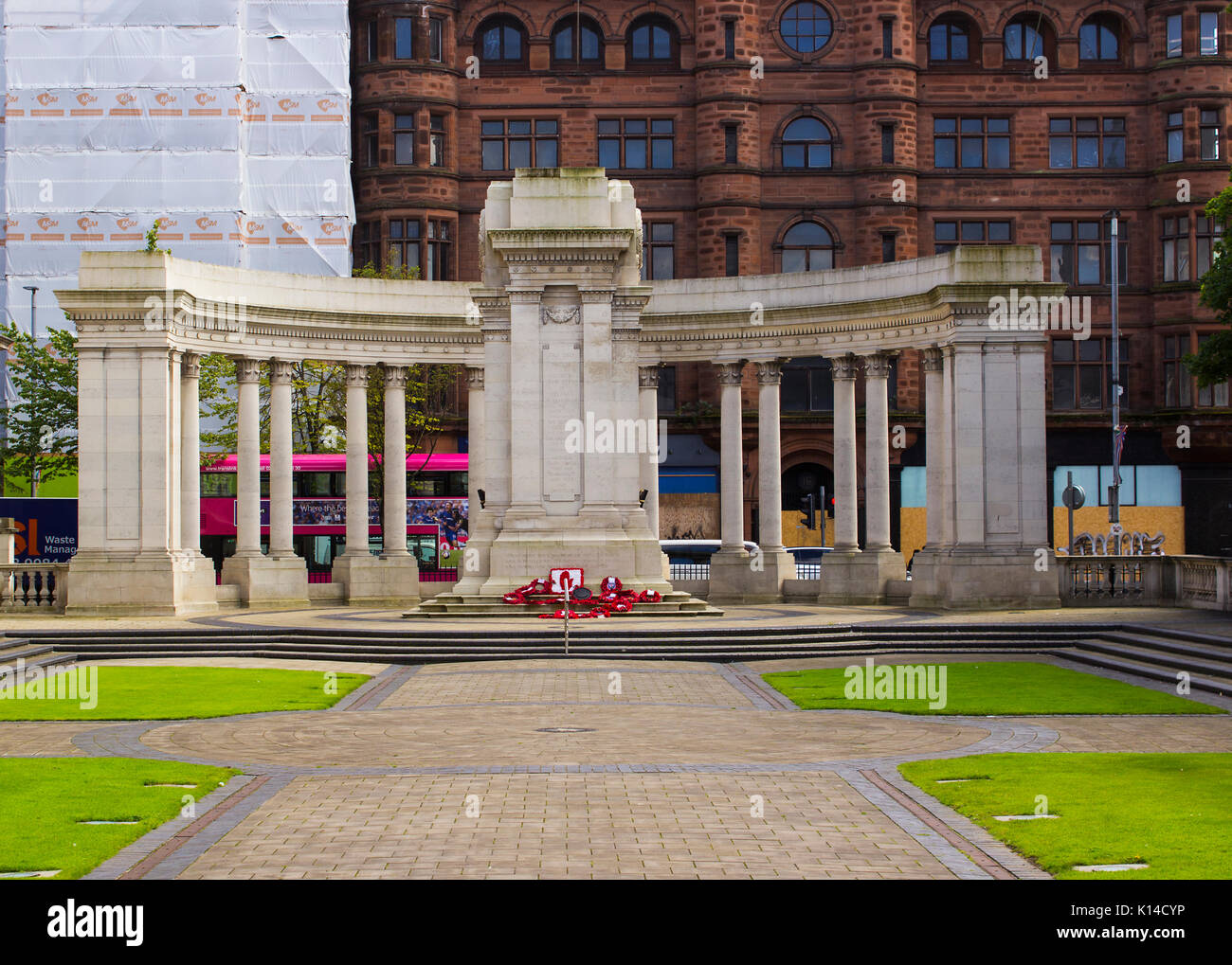 Poppy Kränze am ehrenmal an der Belfast City Hall nur nach dem Gedenken an den Ersten Weltkrieg Schlacht von Passchendaele in Frankreich Stockfoto