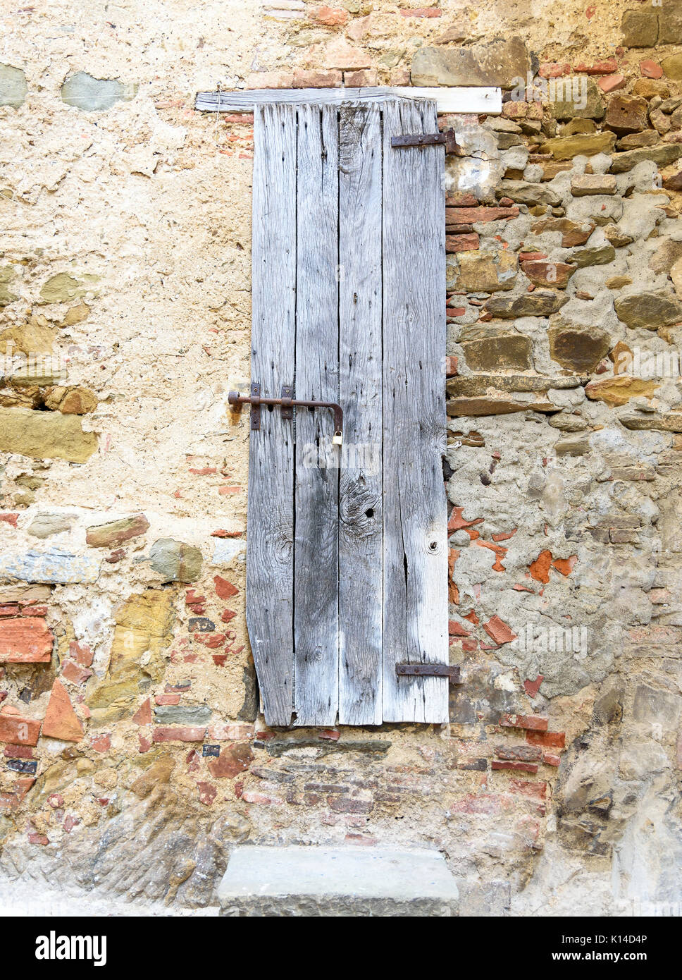 Alte Holztür auf stein Wand Stockfoto