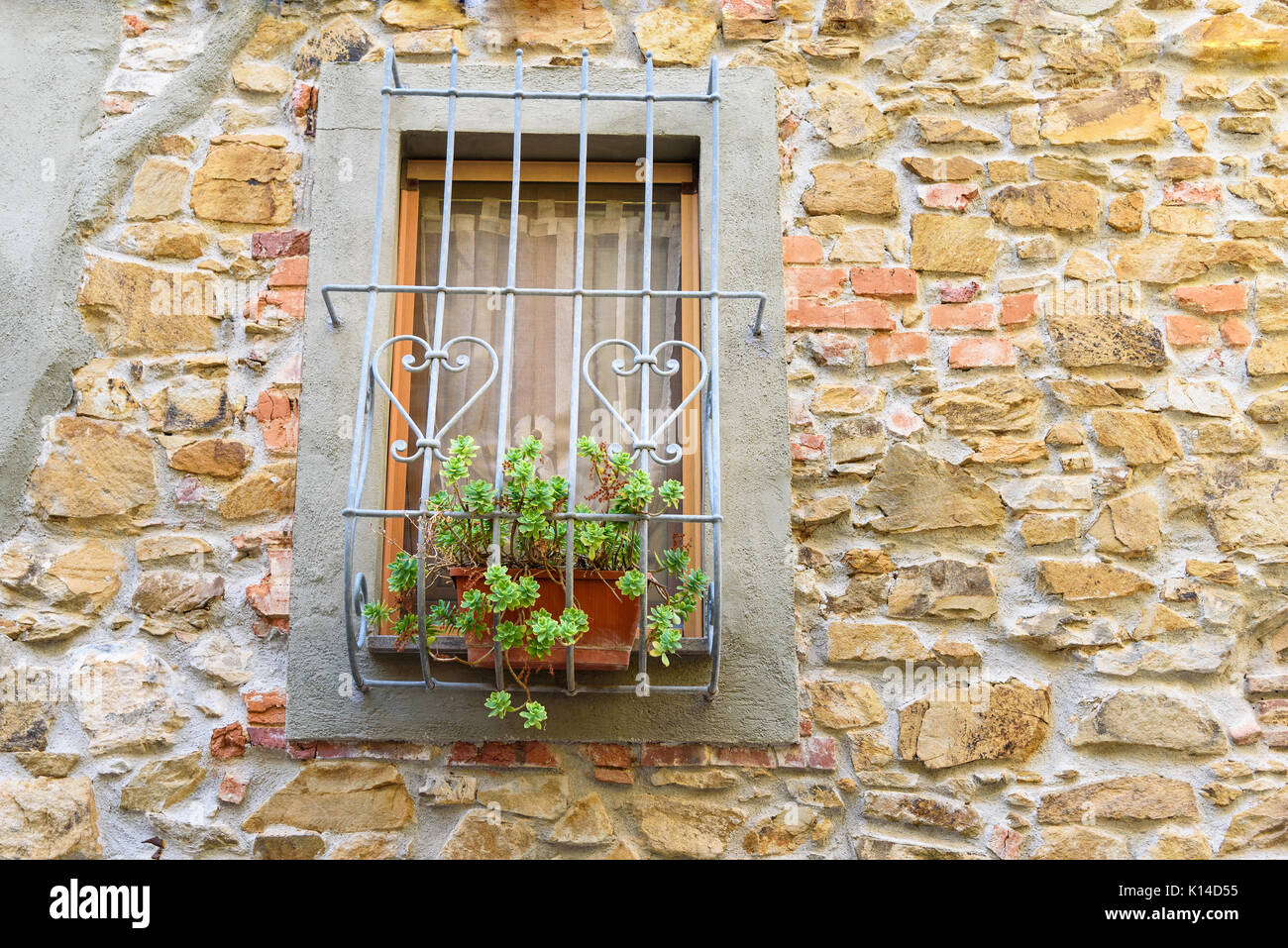 Fenster Mit Eisernen Gitter Auf Alten Steinmauer Stockfoto Bild