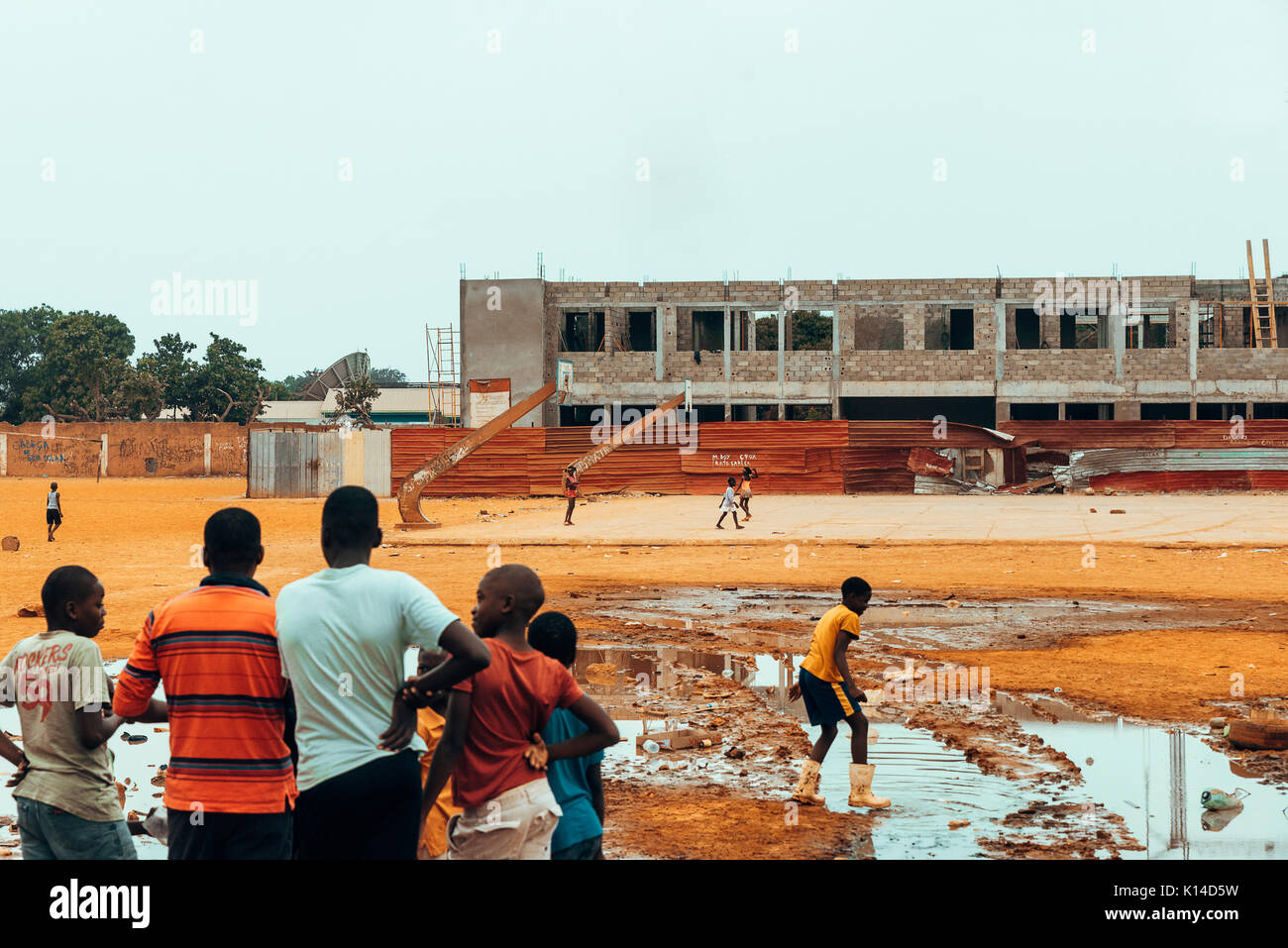 LUANDA, ANGOLA - August 23, 2017: Angolanische Kinder im Schlamm in der Nähe eines vernachlässigten Basketballplatz in der angolanischen Hauptstadt spielen. Stockfoto