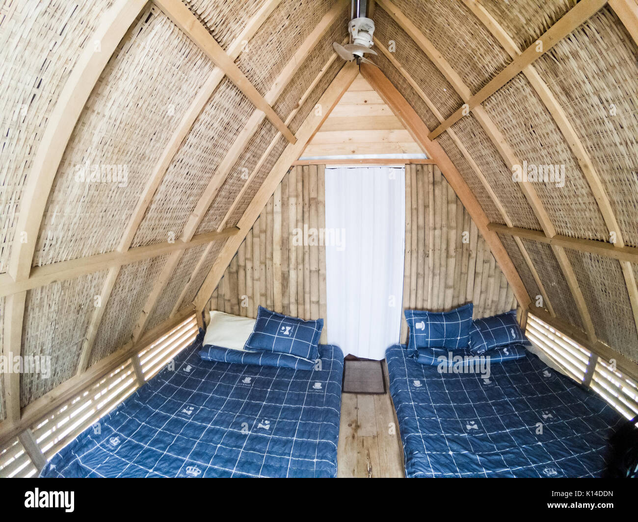 Bambus Bett Schlafzimmer Haus bungalow Möbel Zimmer Architektur Home bunglow tropischen net Wald Unterkunft Design weiß hotel gelb Holz- eco Interi Stockfoto