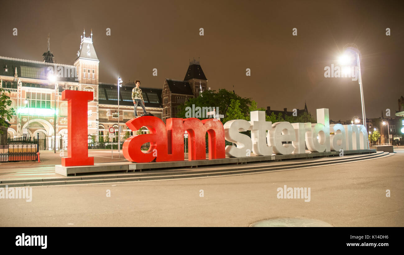 AMSTERDAM - April 2014: das Rijksmuseum Amsterdam Museum mit den Worten ich Amsterdam und Menschen posieren, den Niederlanden. Nachtsicht, lange exposur Stockfoto