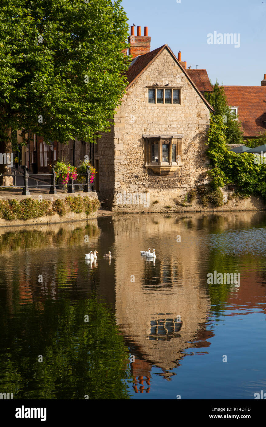 Die Themse fließt Vergangenheit St. Helen's Church und St. Helen's Wharf als von der Themse Fußweg Abingdon gesehen an der Themse Oxfordshire Stockfoto