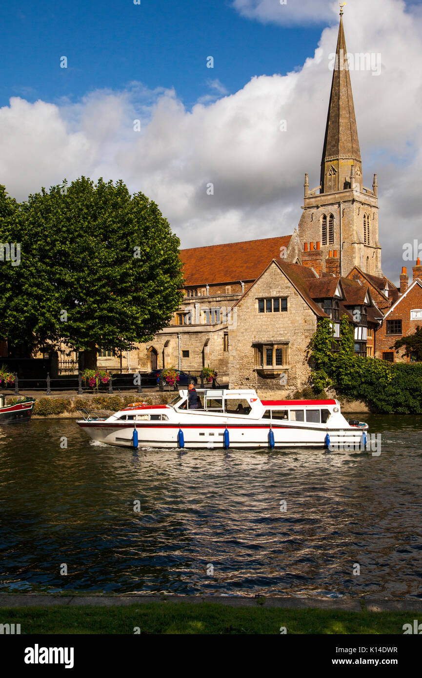 Sportboote auf der Themse vorbei an St Helen's Church und St. Helen's Wharf als von der Themse Fußweg Abingdon gesehen an der Themse Oxfordshire Stockfoto