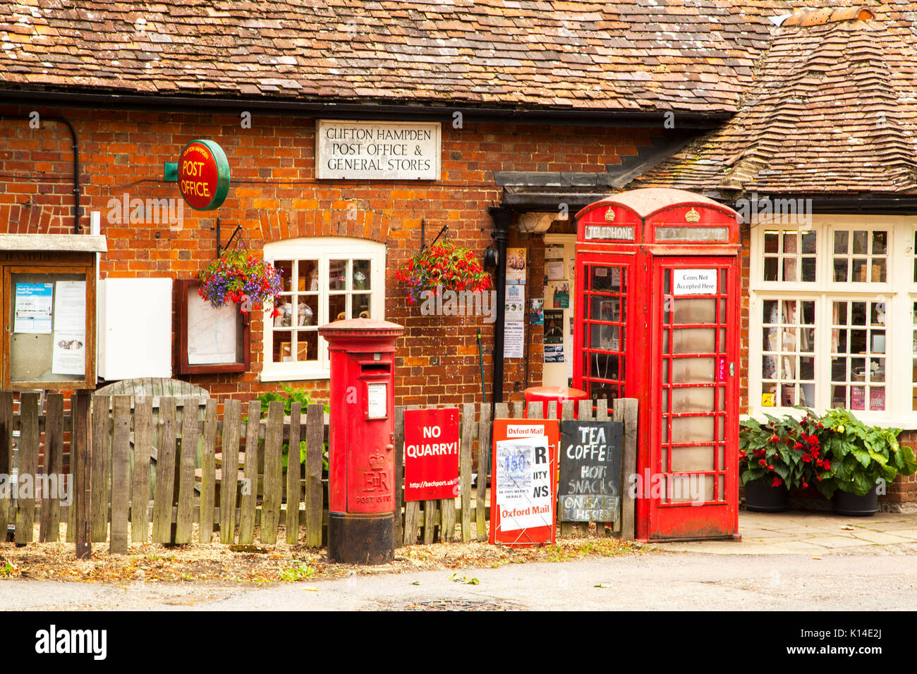 Clifton Hampden Dorf Post und Geschäfte in Oxfordshire mit roten Feld und rote runde Post Box außerhalb Jetzt serviert Tee und Kaffee Stockfoto