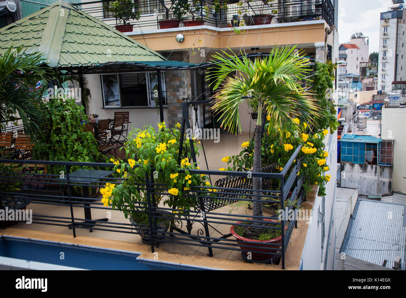 Dachterrasse Mit Tropischen Pflanzen In Saigon Vietnam Stockfotografie Alamy