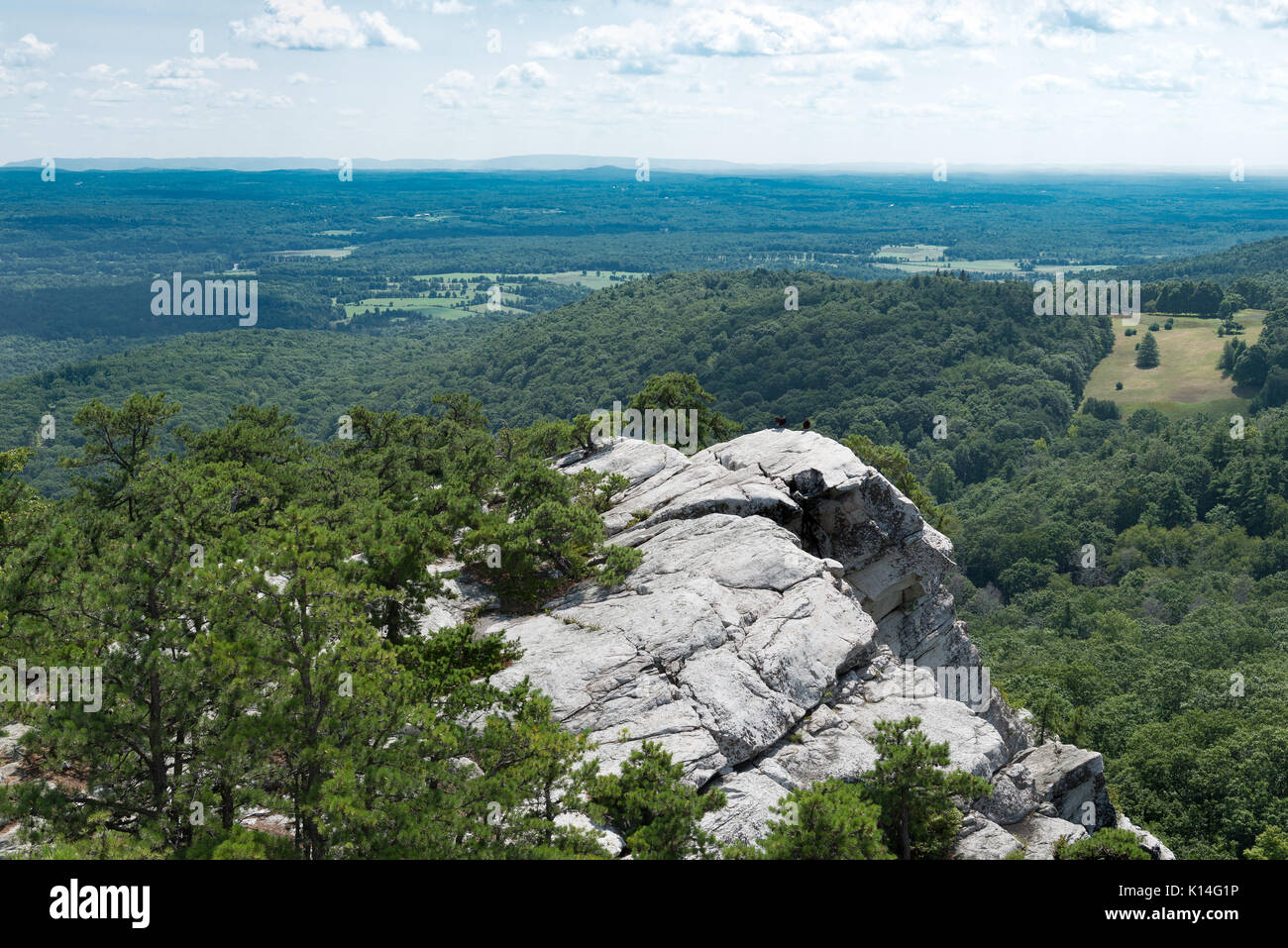 Nach einem kurzen Aufstieg auf einem Felsen jagt, genießen Sie die 'Million Dollar Blick auf die catskills' auf der bonticou crag am Mohonk Preserve in Upstate New York Stockfoto