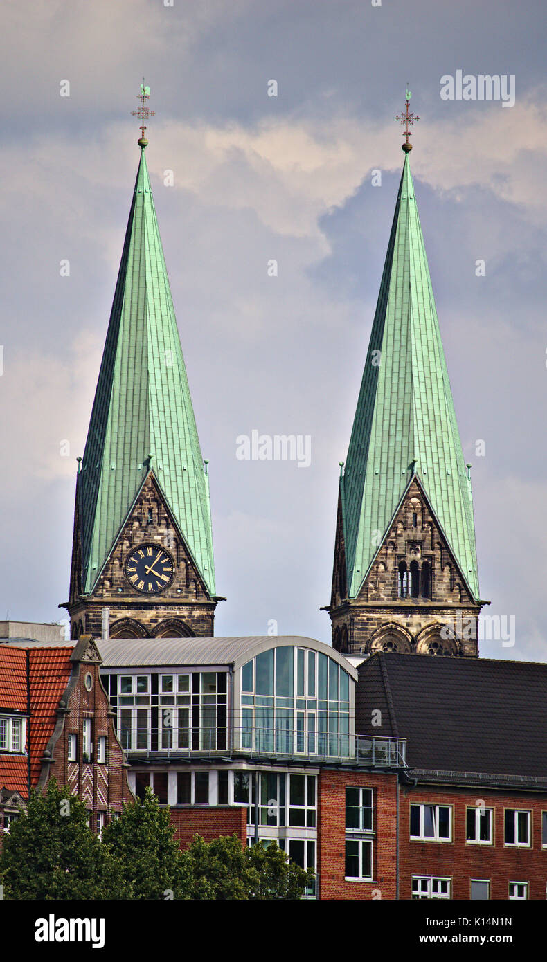 Zwei Türme der St. Peter Kathedrale in der Hansestadt Bremen, Deutschland Stockfoto