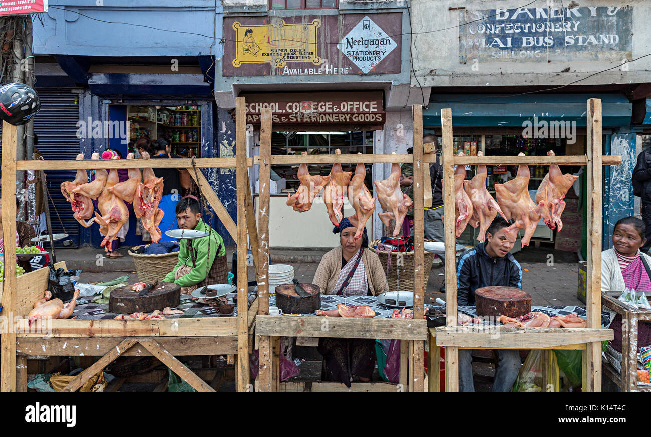 Hühner auf Verkauf in Street Market am Straßenrand, Shillong, Meghalaya, Indien Stockfoto