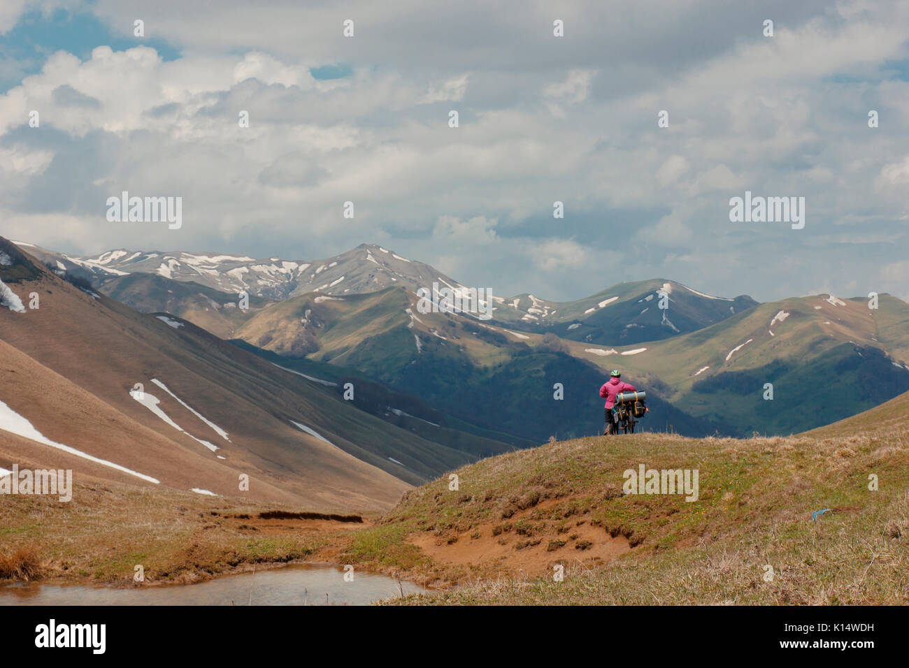 Radfahrer in den Bergen von Georgien reisen. Schöne Natur. Lebensstil Stockfoto