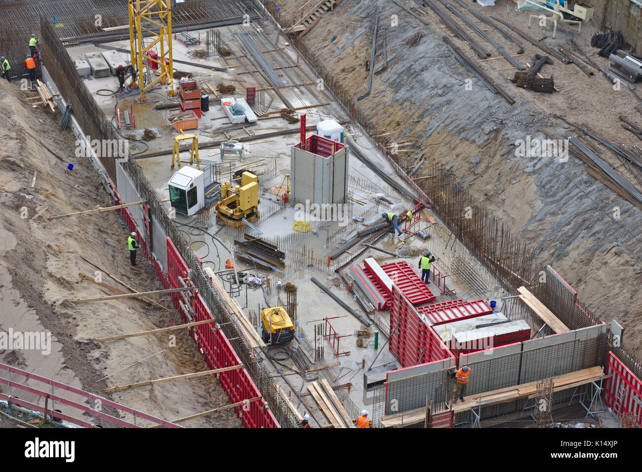 Luftbild der Baustelle mit exavation, Maschinen, Arbeiter Stockfoto