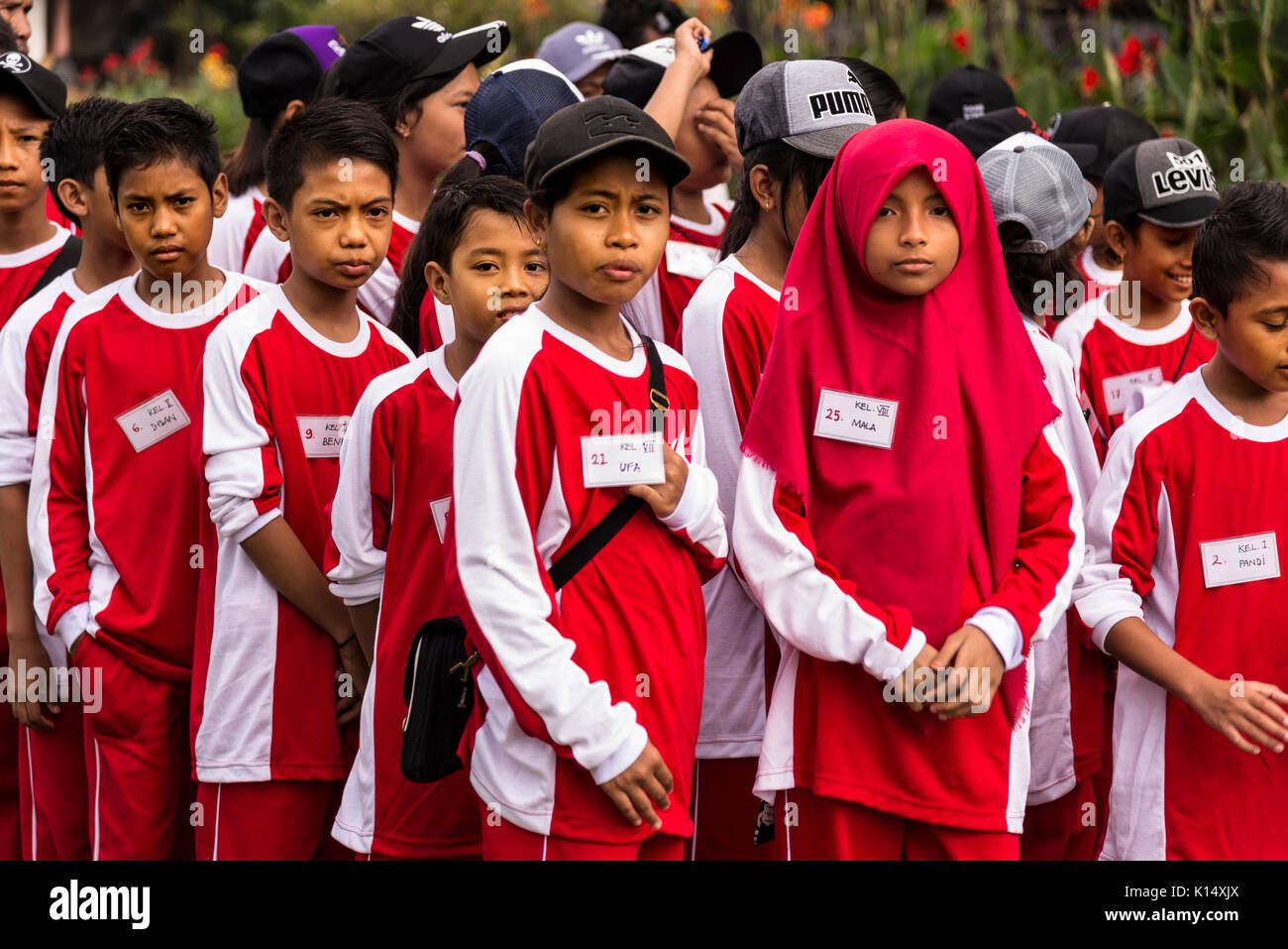 Bali, Indonesien - Juli 05, 2017 rot Uniformierten balinesischen Kinder eine Veranstaltung in Pura Ulun Danu beratan Tempel am Beratan Stockfoto