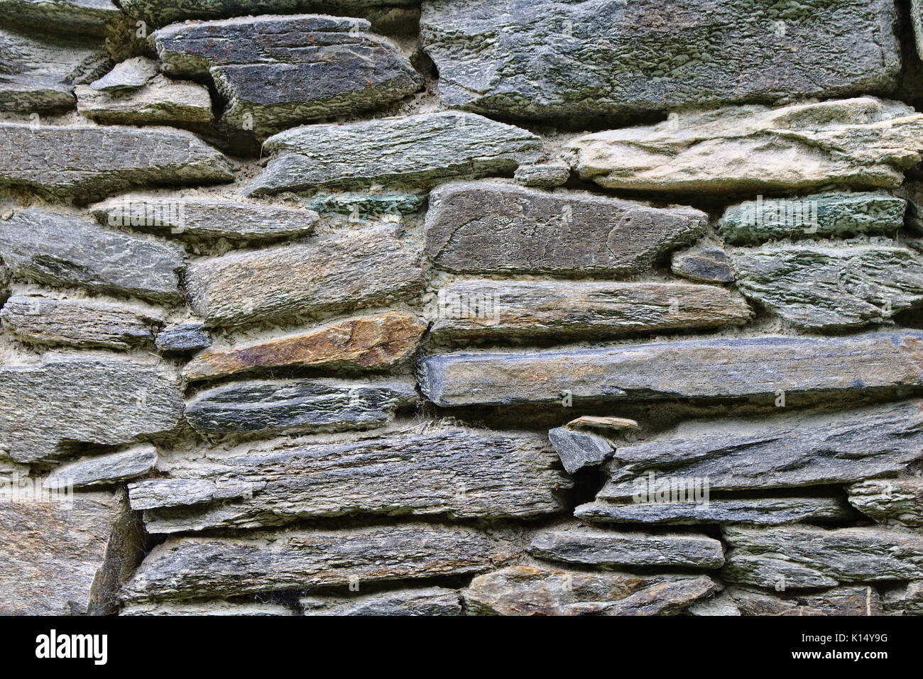 Fieldstone Wand mit verschieden großen und bunten Steinen Stockfoto