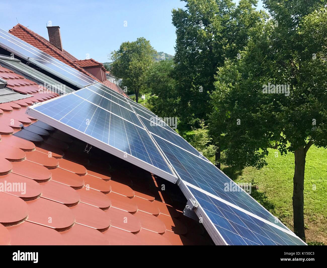 Haus Dach mit Solarzellen auf der Oberseite Stockfoto