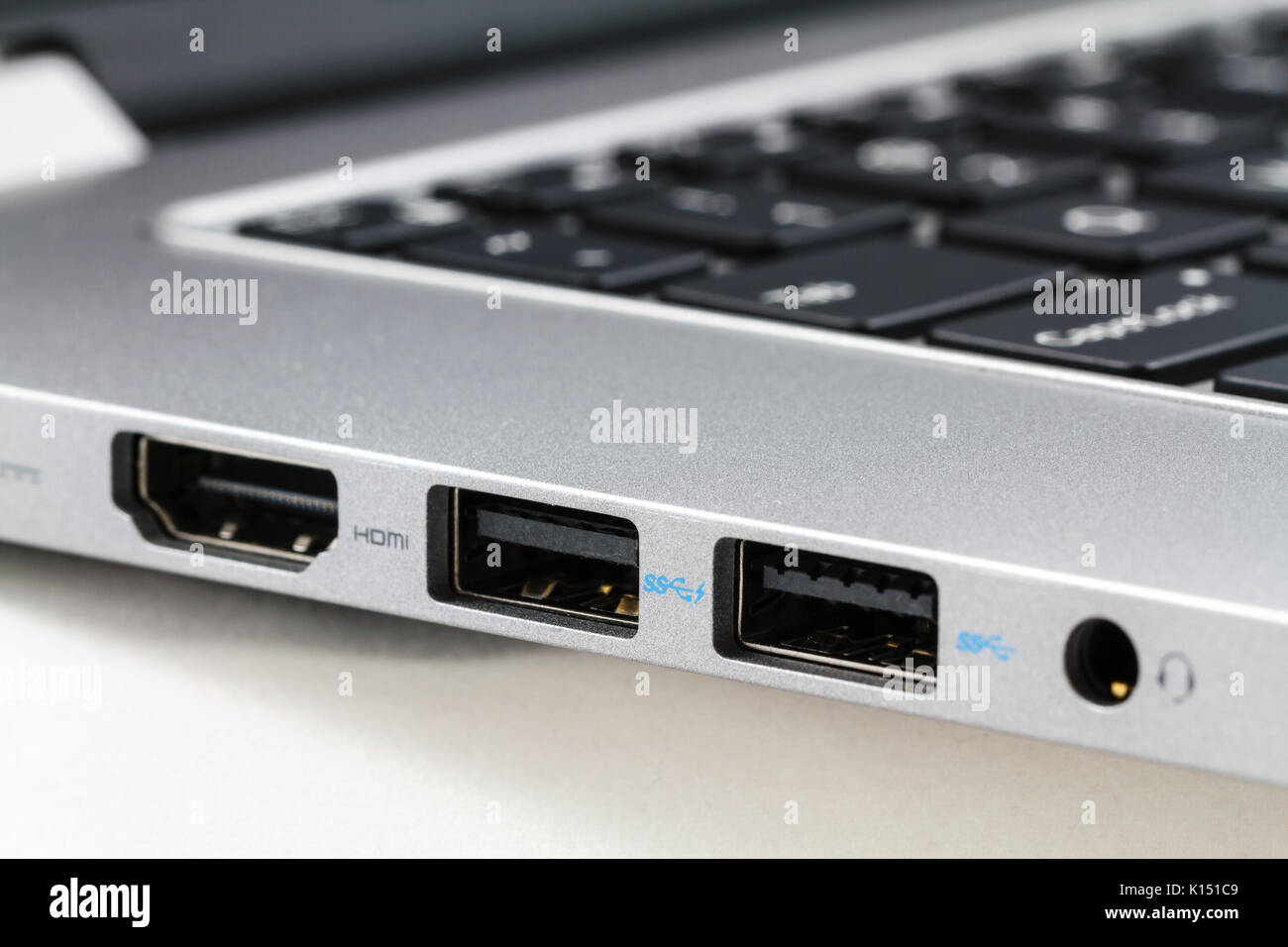 USB- und HDMI-Anschluss auf dem Laptop Computer, Nahaufnahme  Stockfotografie - Alamy