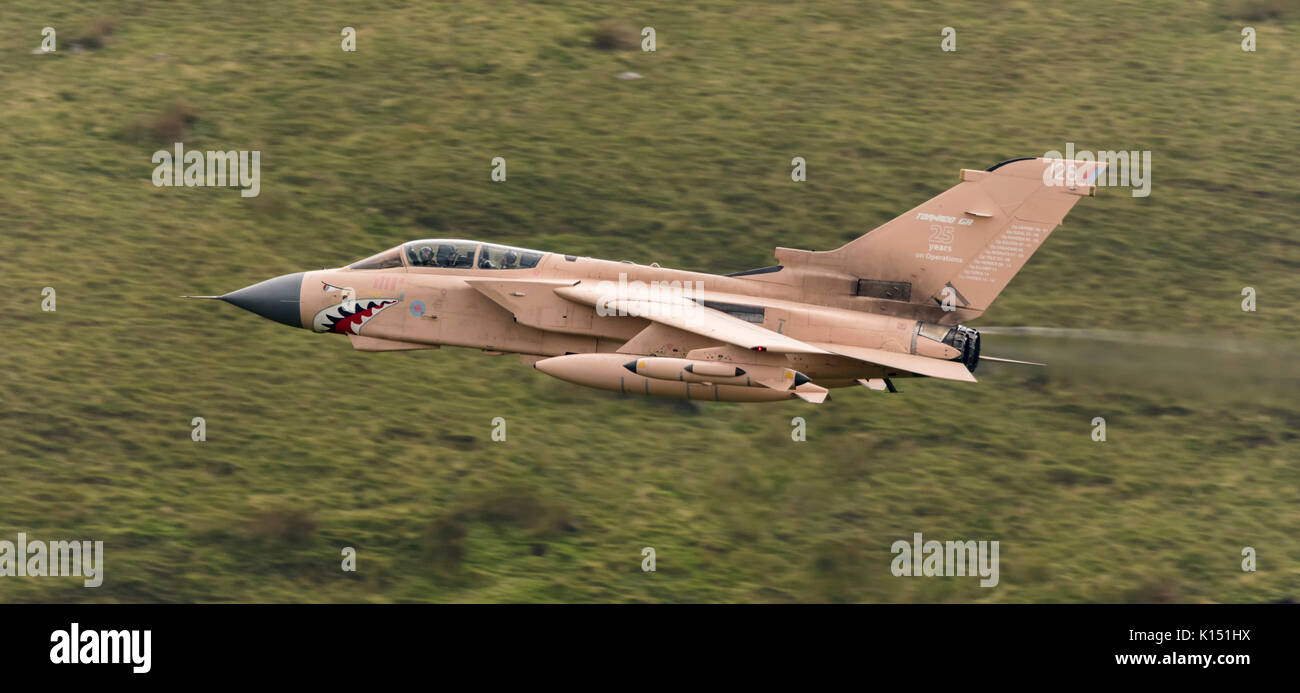 RAF Tornado GR4 auf einer niedrigen Ebene fliegen Sortie in der Mach Loop LFA7 in Betrieb Granby Farbschema. Damit das Flugzeug identifiziert als "Pinky". Schem Stockfoto