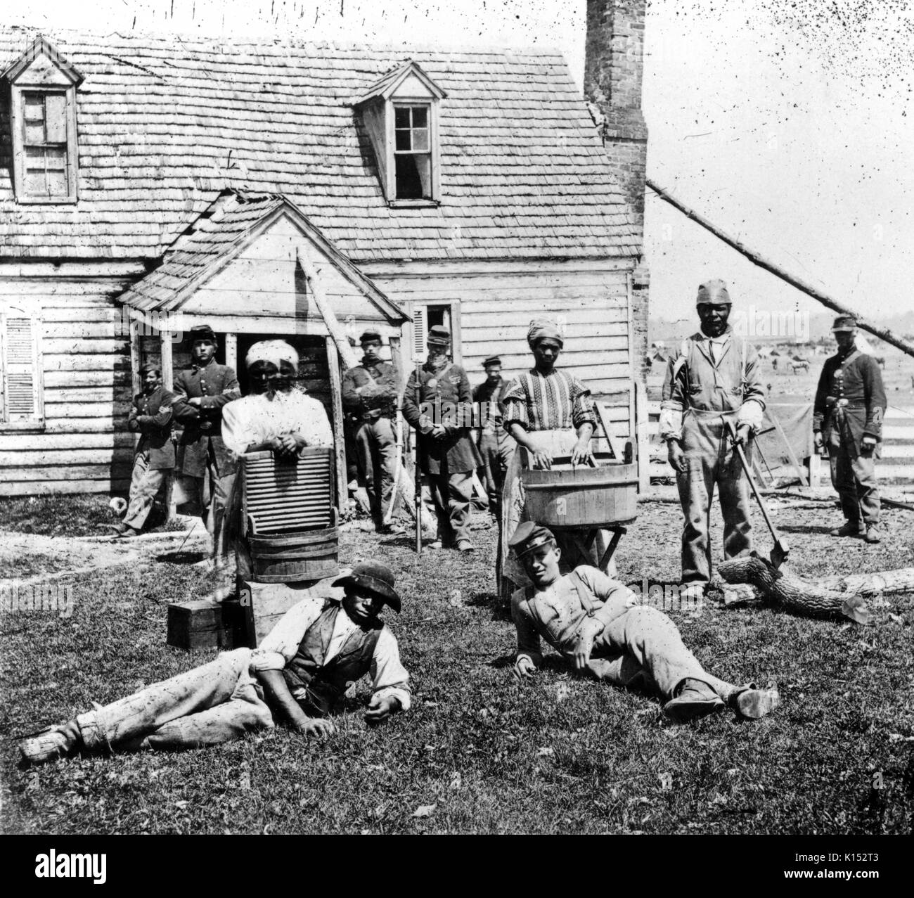 Gruppe von schmuggelware Slaves an Allens farm house in der Nähe von Williamsburg Road, in der Nähe von Yorkville, Virginia, während des Amerikanischen Bürgerkrieges, von der New York Public Library, 1862. Stockfoto