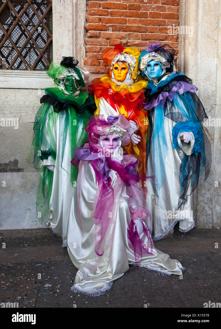 Venedig, Italien - 18. Februar 2012: Gruppe von vier verschleierte Menschen vor einer Wand von der Piazza San Marco während der Karneval von Venedig das Posieren. Stockfoto