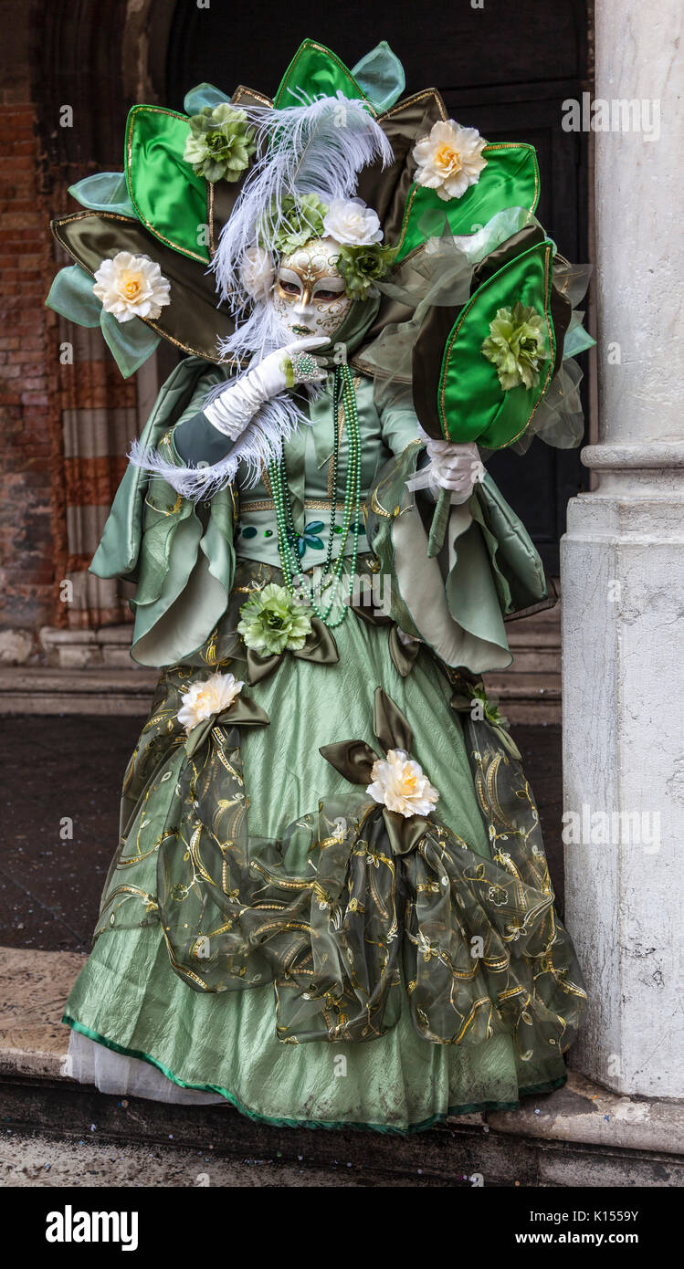 Venedig, Italien-Februar 19, 2012: Bild einer Person in einem komplexen grünen Kostüm während der Tage Venedig Karneval verkleidet. Stockfoto