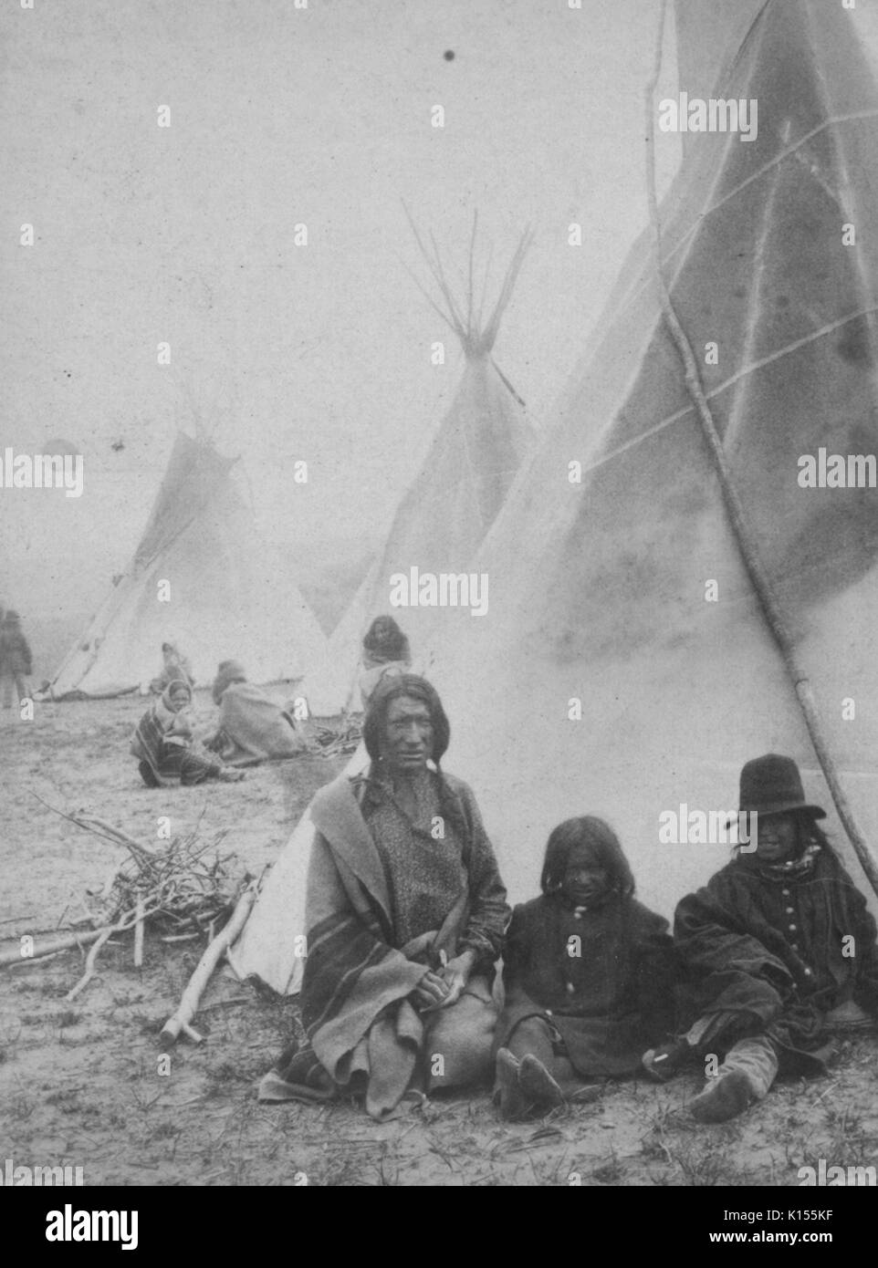 Lager der Native American Chief Sitting Bull, gebürtige Amerikaner sitzen mit Tipis, 1875. Von der New York Public Library. Stockfoto