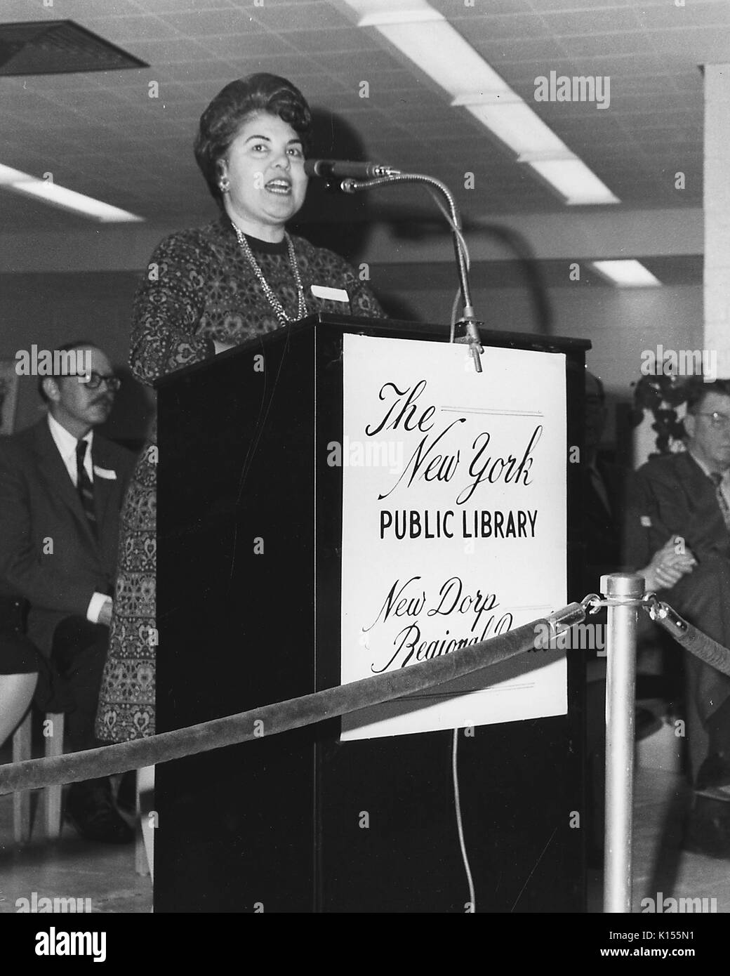 Eleanor Ayoub, Filiale Bibliothekar der Neuen Dorp regionale Niederlassung der New York Public Library, Rede auf einem Podium während der Eröffnungsveranstaltung, 1972. Von der New York Public Library. Stockfoto