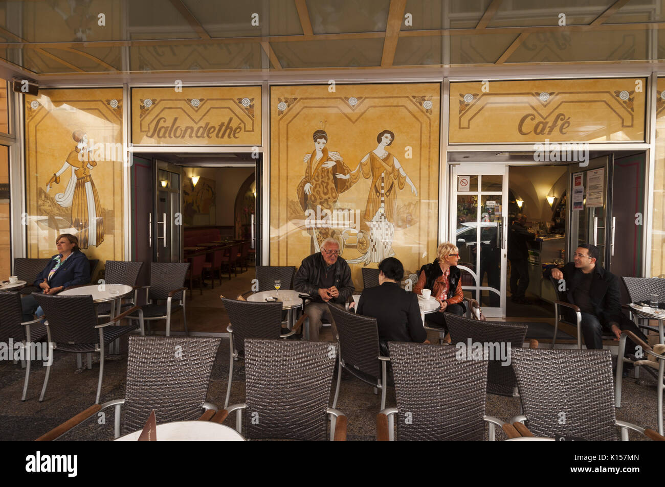 Frankreich, Korsika, Ajaccio, street scene mit Café im Freien Stockfoto