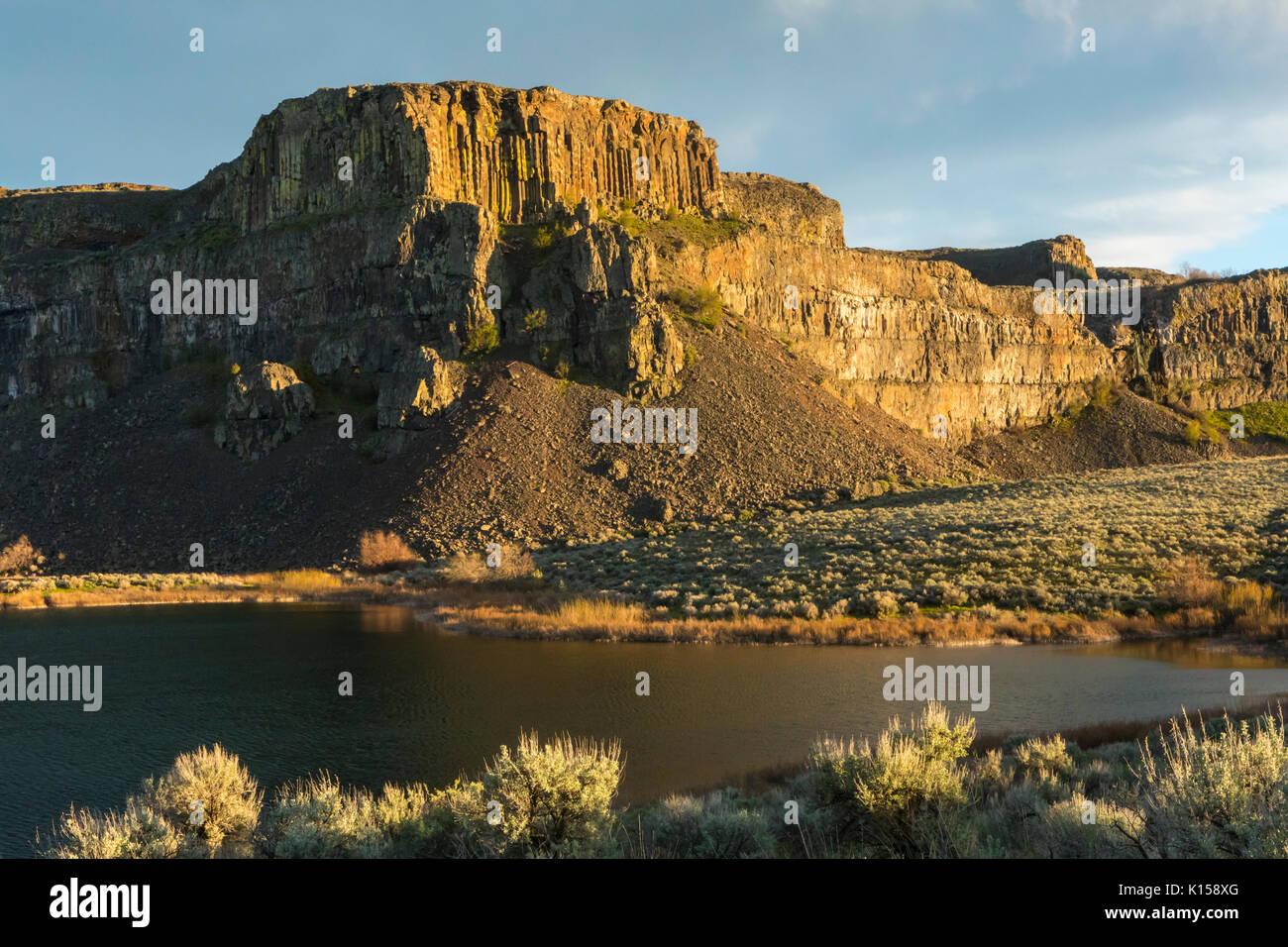 Abendlicht auf staubigen See, Schlaglöcher, Coulee,kolumbianischen Basin Wildlife Recreation Area, Washington, USA. Stockfoto