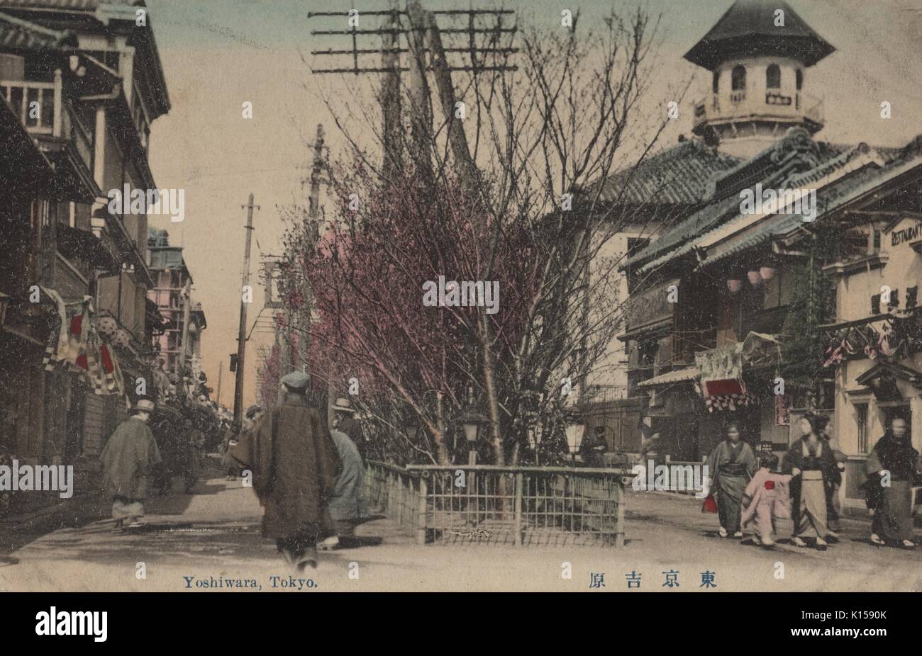 Eingefärbte Postkarte von Yoshiwara, einem berühmten Vergnügen Bezirk während der Edo Periode, Tokio, Japan, 1900. Von der New York Public Library. Stockfoto