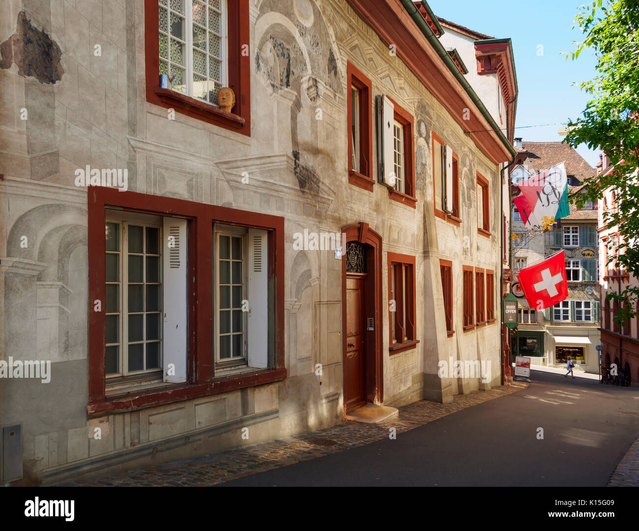 Haus in der Altstadt von Basel, Schweiz. Die Wände dieses Hauses haben die Trompe-l'oeil-Gemälde. Stockfoto