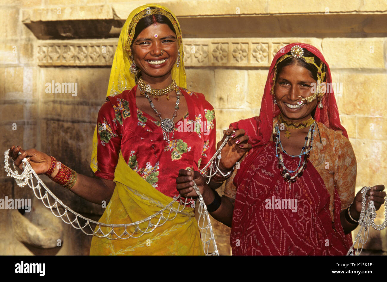 Rajasthani Frauen verkaufen Schmuck auf der Straße, Jaisalmer, Rajasthan, Indien Stockfoto