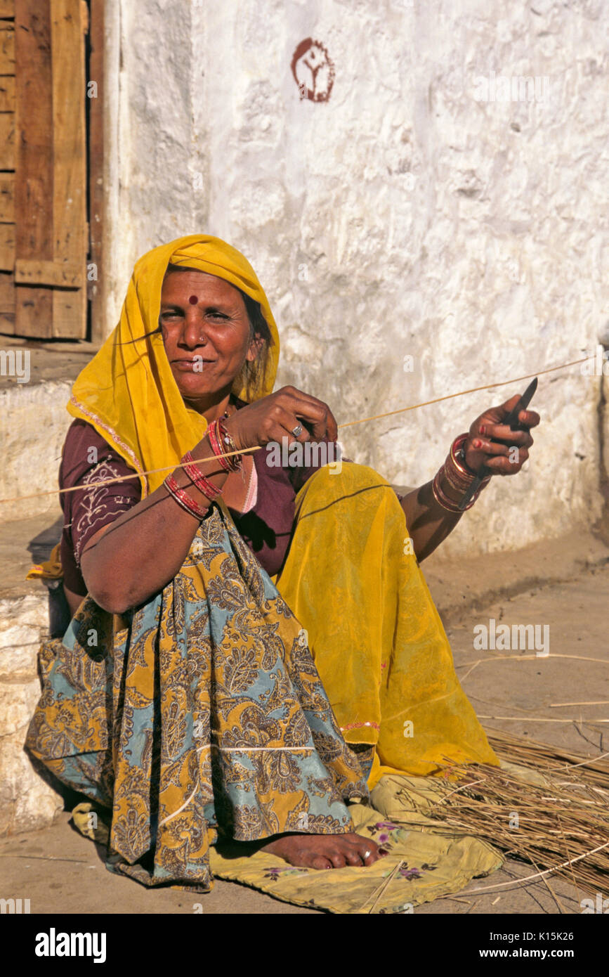 Dorf Frau schneiden Jute, Jodhpur, Rajasthan, Indien Stockfoto