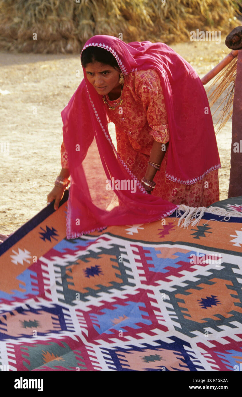 Bishnoi Frau anzeigen dhurry in der Nähe von Jodhpur, Rajasthan, Indien Stockfoto
